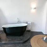 Villa Luxury Santorini Elysian Dyo Private Hot Tub Air Conditioning Foinikiá