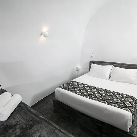 Luxury Santorini Elysian Dyo Private Hot Tub Air Conditioning Villa Foinikiá