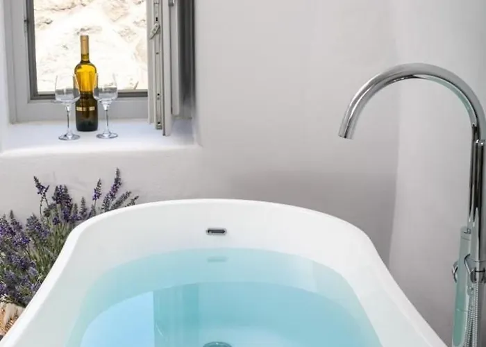 Luxury Santorini Elysian Dyo Private Hot Tub Air Conditioning * Foinikiá