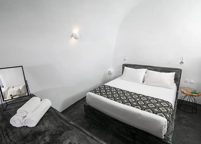 Luxury Santorini Elysian Dyo Private Hot Tub Air Conditioning Villa Foinikiá